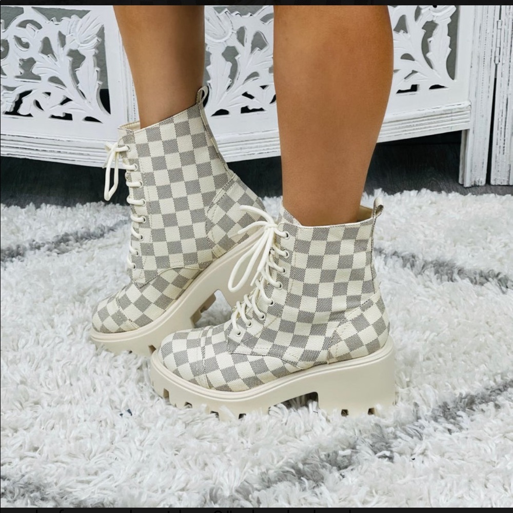 White checkered chunky combat boot!! Nwt..